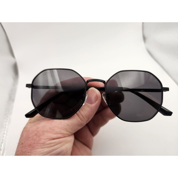 Simplify Ezra Polarized Sunglasses - Black Frame And Lens.  Sun 3 - Picture 4 of 5